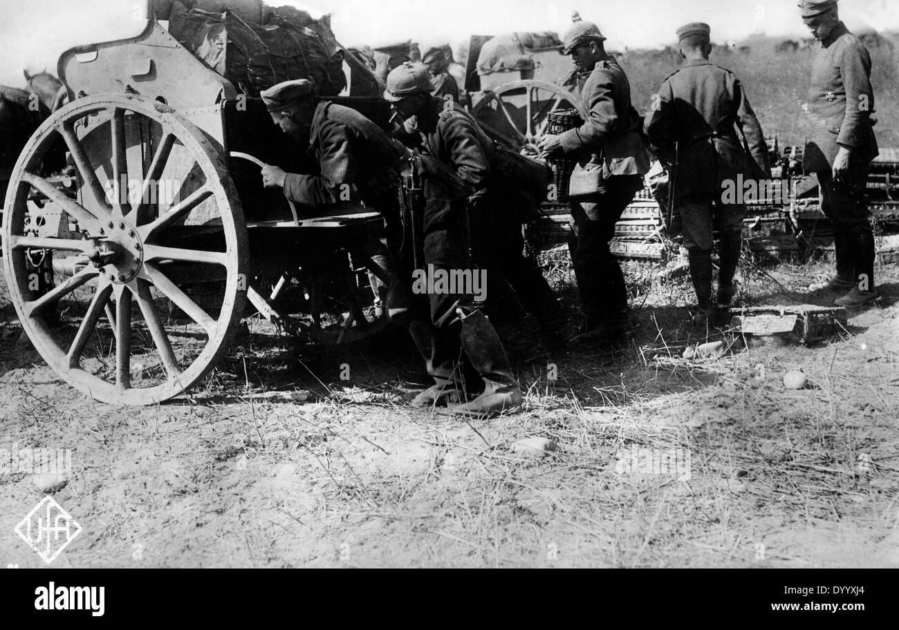 Deutsche Soldaten verlangen ein Pferdefuhrwerk, 1914 Stockfoto
