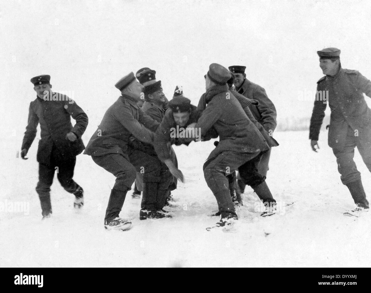 Deutsche Soldaten an der Ostfront spielen im Schnee, 1915 Stockfoto