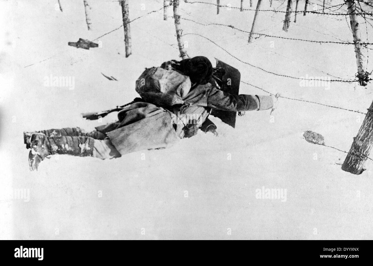 Deutsche Soldaten an einem Stacheldrahtzaun, 1916 Stockfoto