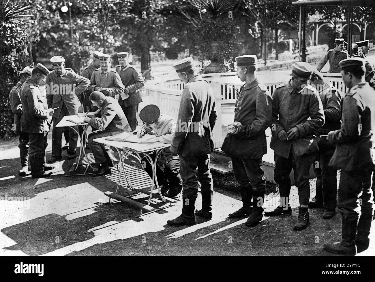Verwundete deutsche Soldaten vor einem militärischen Krankenhaus, 1914 Stockfoto