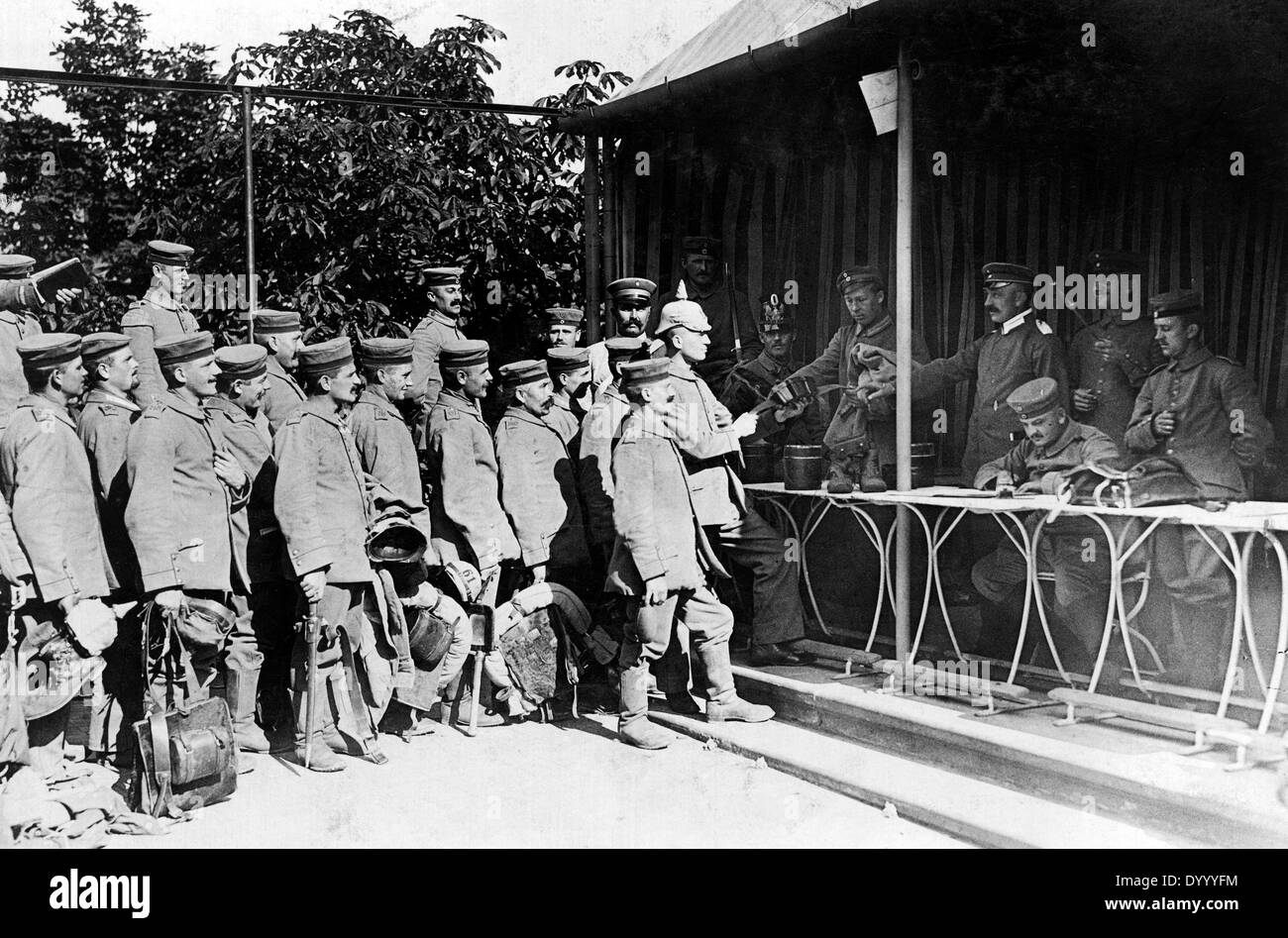 Verwundete deutsche Soldaten vor einem militärischen Krankenhaus, 1914 Stockfoto
