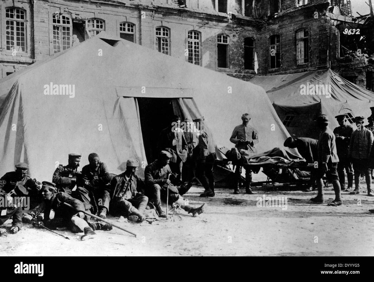 Verwundete deutsche Soldaten vor einem Feldlazarett, 1918 Stockfoto