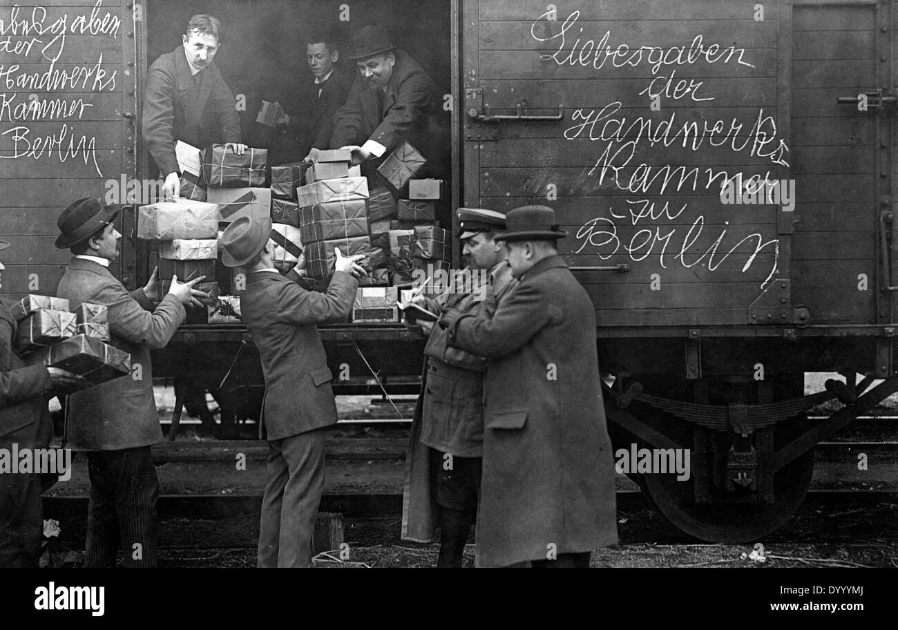 Krieg-Spenden werden entfernt, 1914 gesendet. Stockfoto