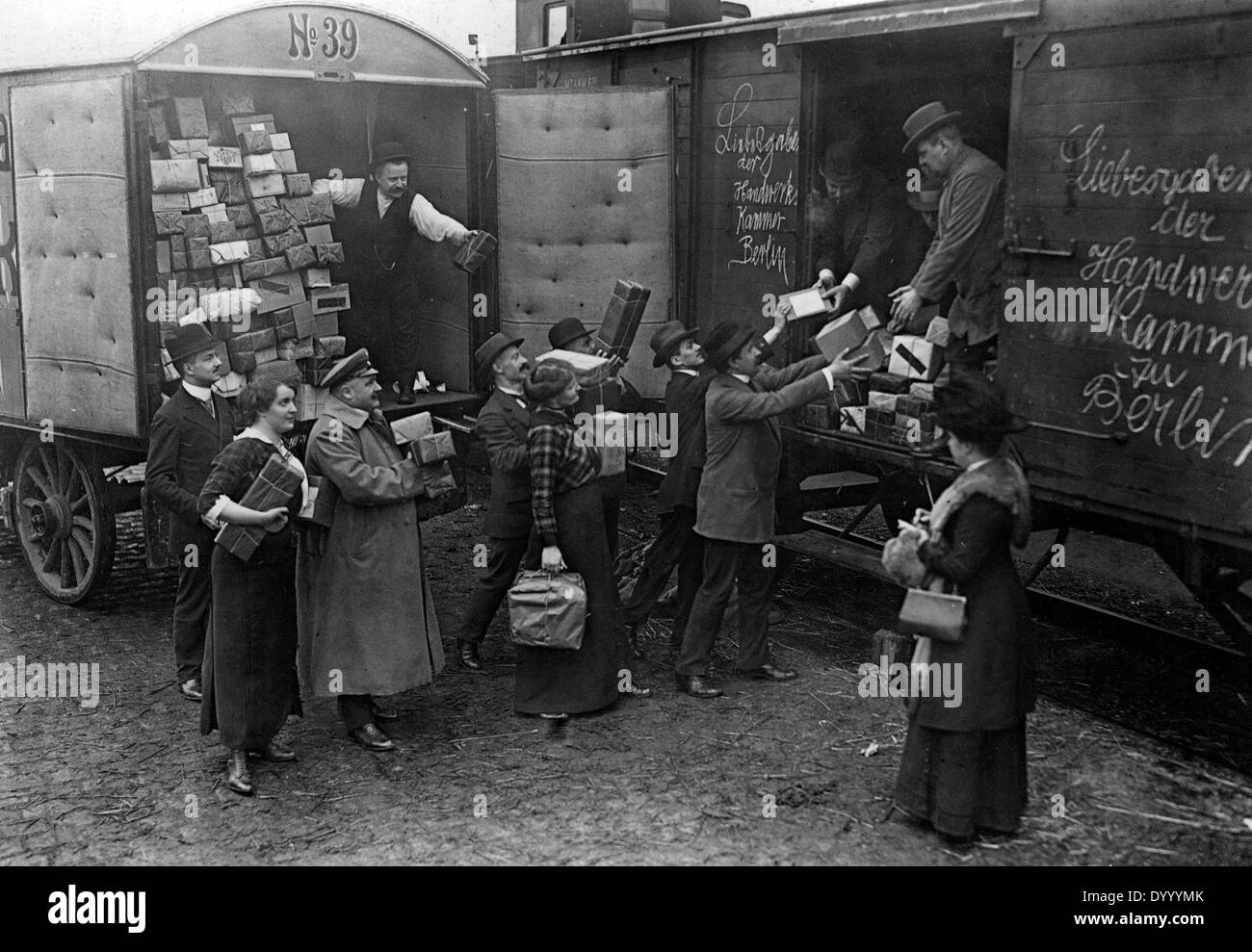 Krieg-Spenden werden entfernt, 1914 gesendet. Stockfoto