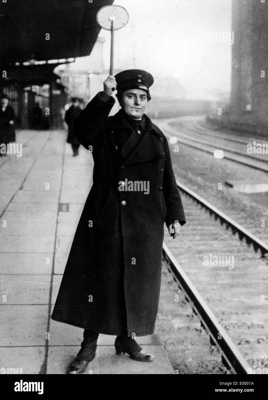 Eine weibliche Bahnhofsvorsteher in Kriegszeiten Stockfoto
