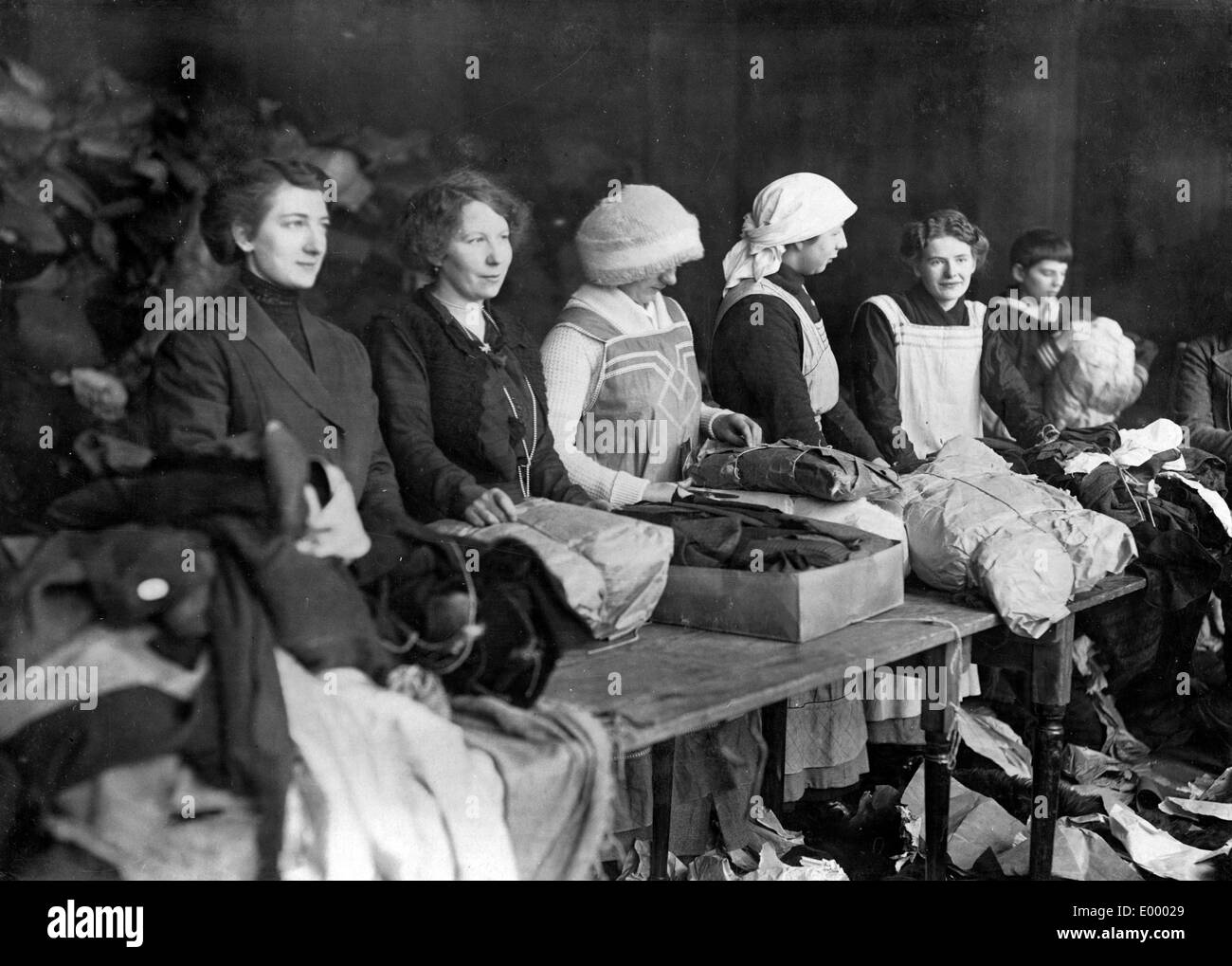 Frauen im Krieg Hilfs Dienst beim Sortieren von Stoffen, 1915 Stockfoto