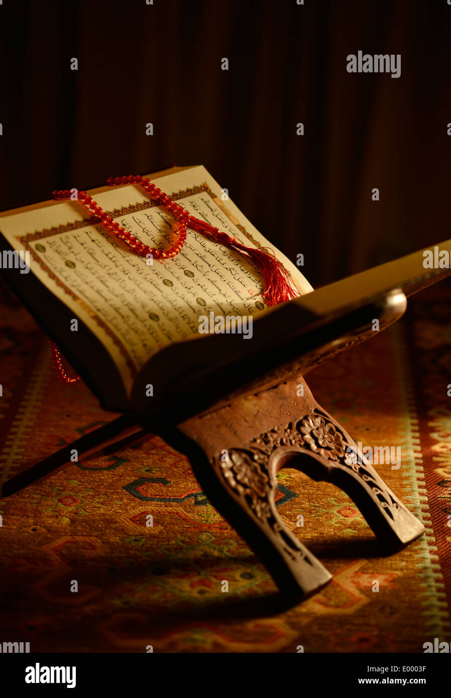 Heiliger Koran und Rosenkranz Perlen auf einem Holzständer Stockfoto