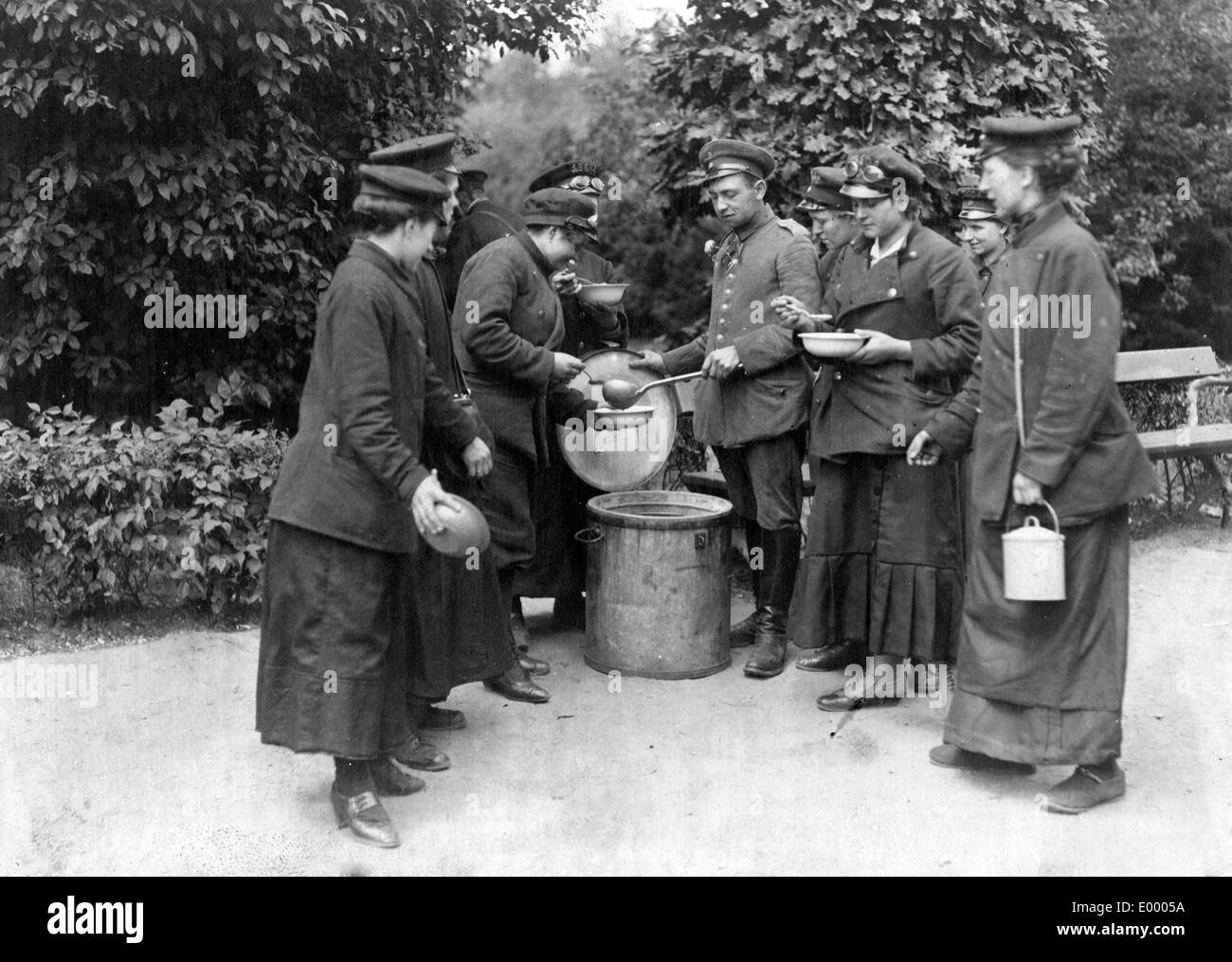 Verteilung der Suppe in Berlin, 1918 Stockfoto
