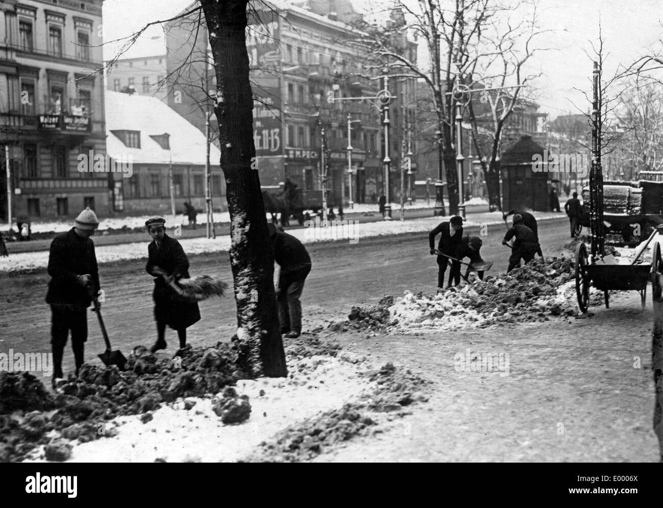 Schülerinnen und Schüler Schaufeln Schnee, 1917 Stockfoto