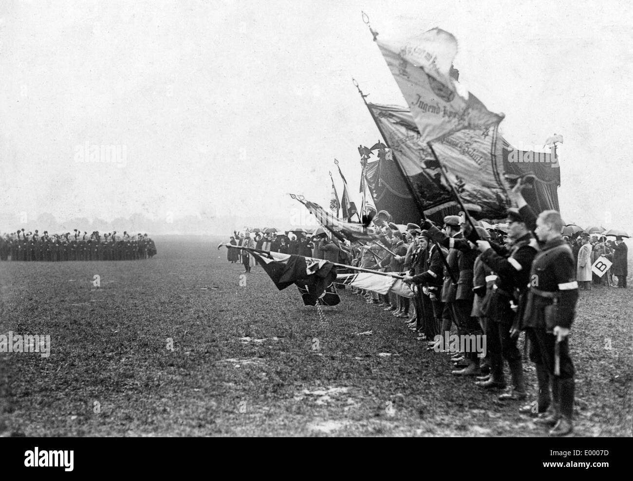 Junge Burschen, die wehende Fahnen, 1915 Stockfoto