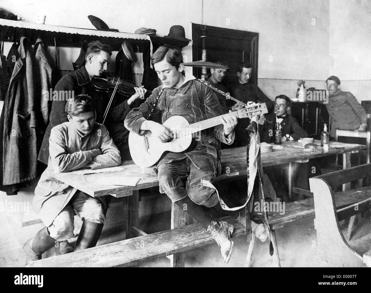 Schülerinnen und Schüler musizieren, 1917 Stockfoto