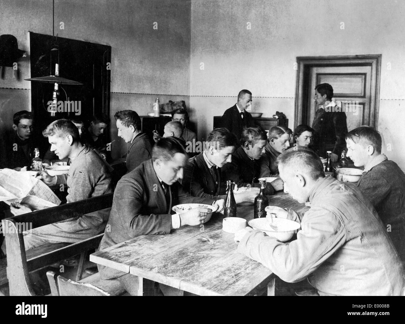 Jugendliche beim Mittagessen, 1917 Stockfoto