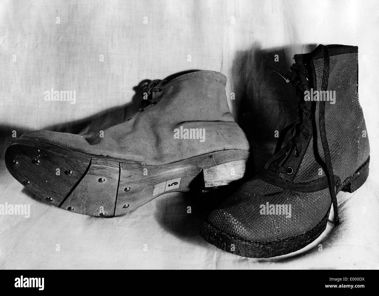 Schuhe Aus Holz Und Papier Aus Dem Ersten Weltkrieg Stockfotografie Alamy