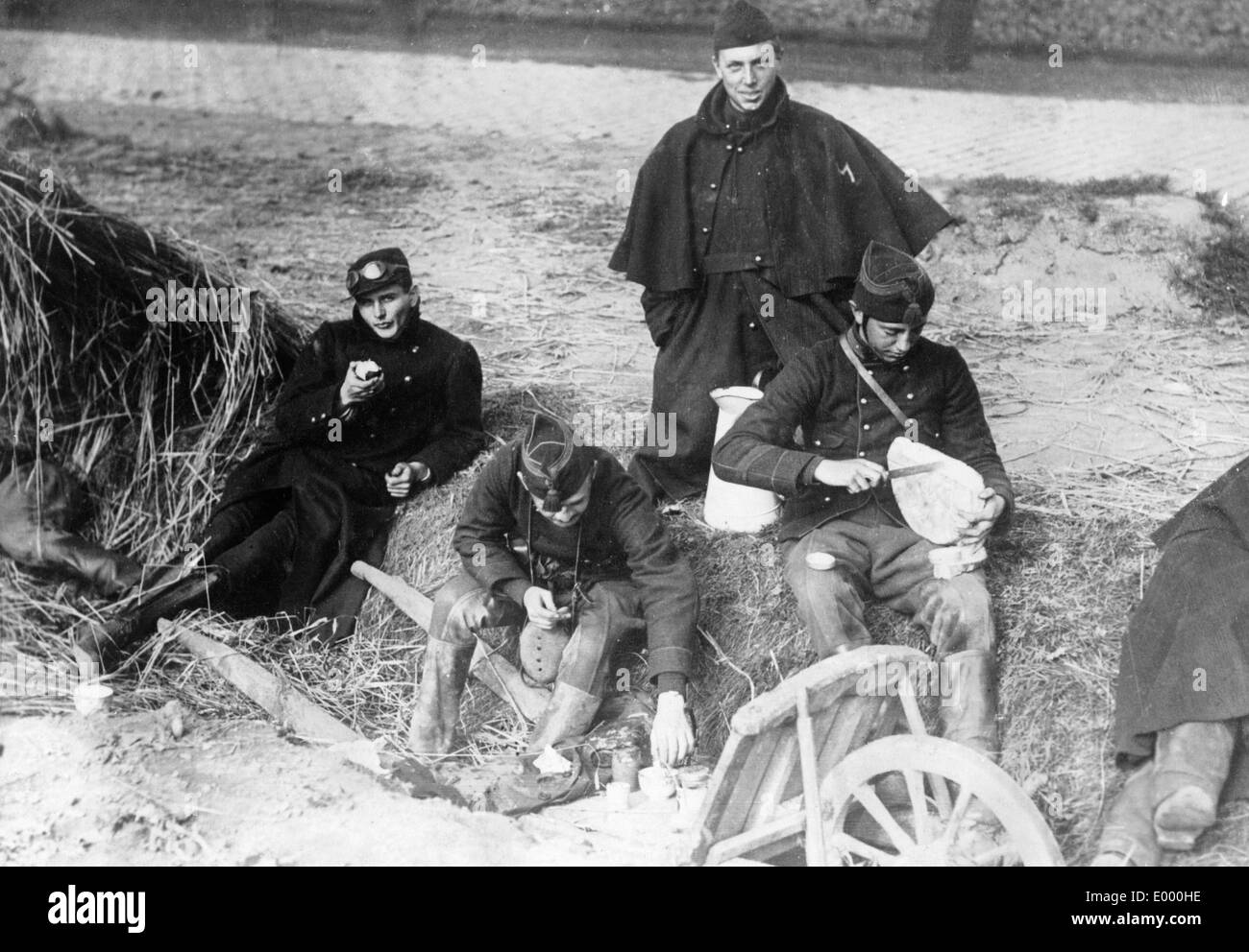 Belgische Soldaten beim Frühstück, 1914 Stockfoto