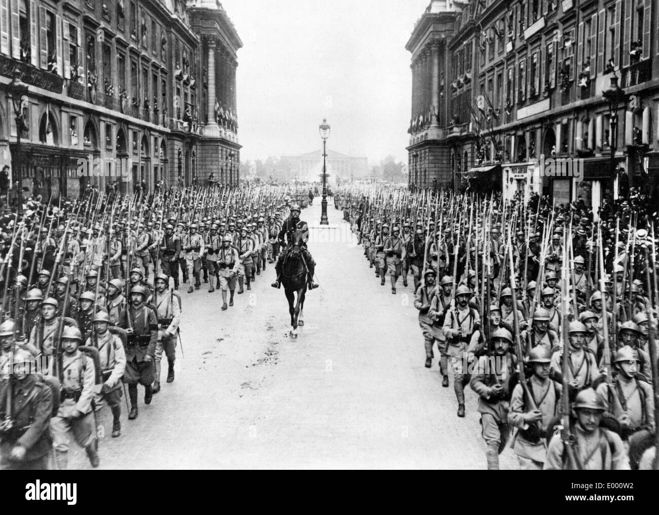 Marsch der französischen Truppen durch Paris, 1916 Stockfoto