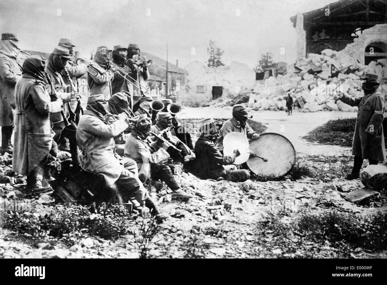 Französische Regiment Band mit Gasmasken, 1916 Stockfoto