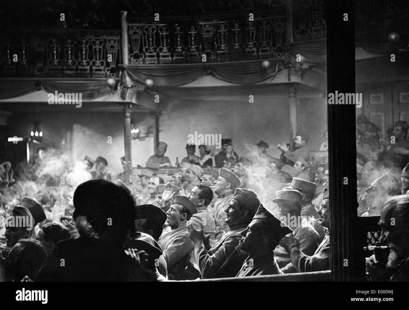 Abendliche Unterhaltung während des Krieges Stockfoto