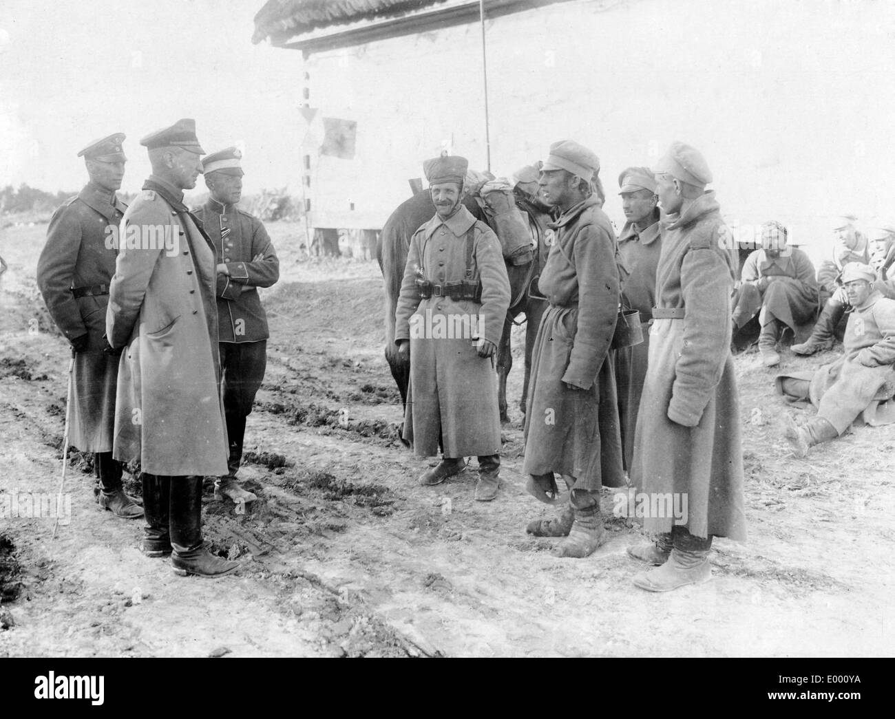 Verhör von russischen Kriegsgefangenen, 1916 Stockfoto