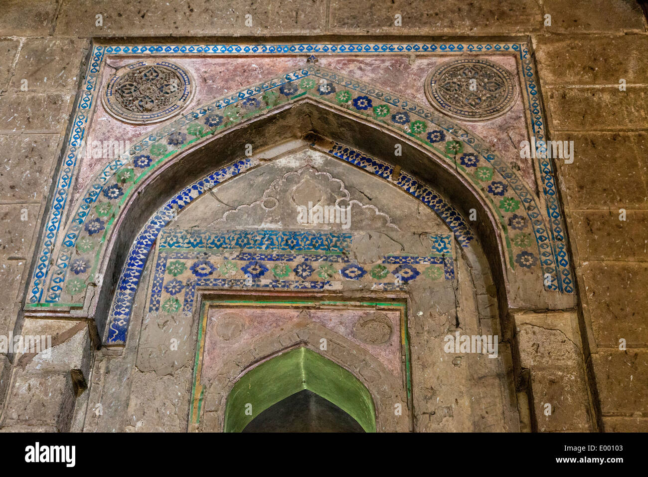 Neu-Delhi, Indien. Lodi Gardens. Innendekoration, Grab von Sikandar Lodi, zeigen die Notwendigkeit für Denkmalpflege. Stockfoto