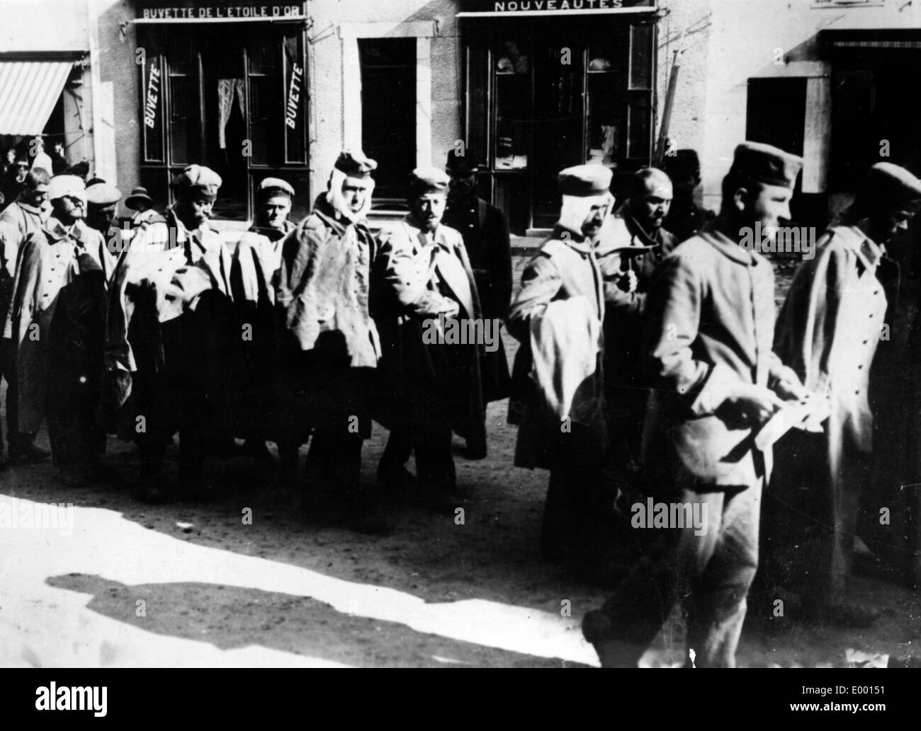 Verwundete deutsche Soldaten auf ihrem Weg in französische Kriegsgefangenschaft Stockfoto