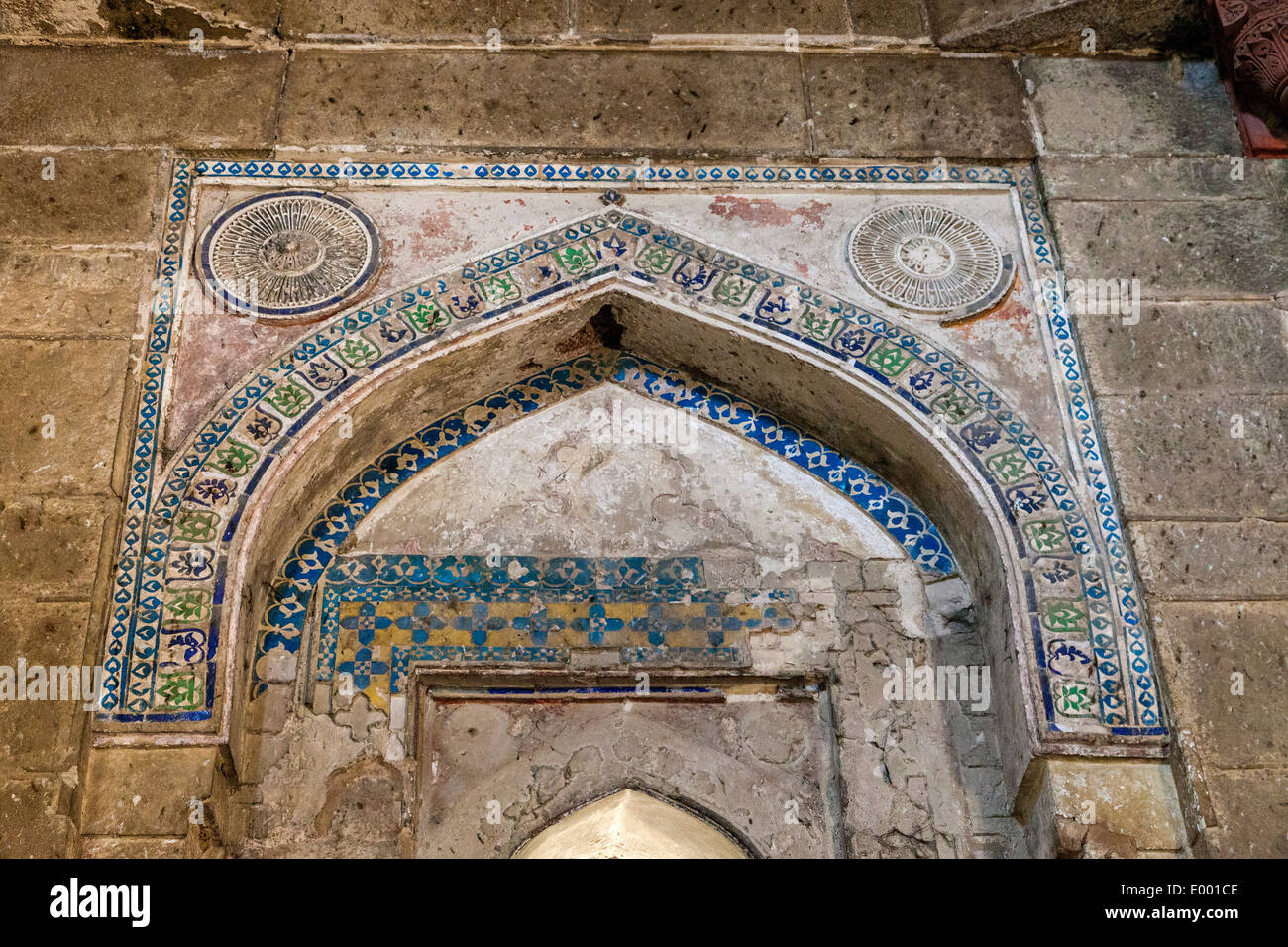 Neu-Delhi, Indien. Lodi Gardens. Innendekoration, Grab von Sikandar Lodi, zeigen die Notwendigkeit für Denkmalpflege. Stockfoto