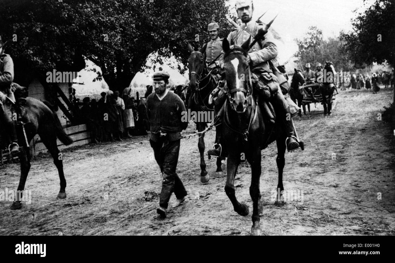 Ein mutmaßlicher russischer Spion auf seinem Weg nach seiner Vernehmung, 1915 Stockfoto