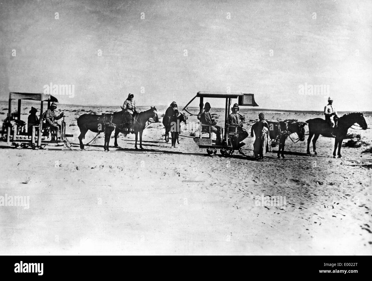 Eisenbahnwaggons gezogen mit Maultieren in Mesopotamien, 1916 Stockfoto