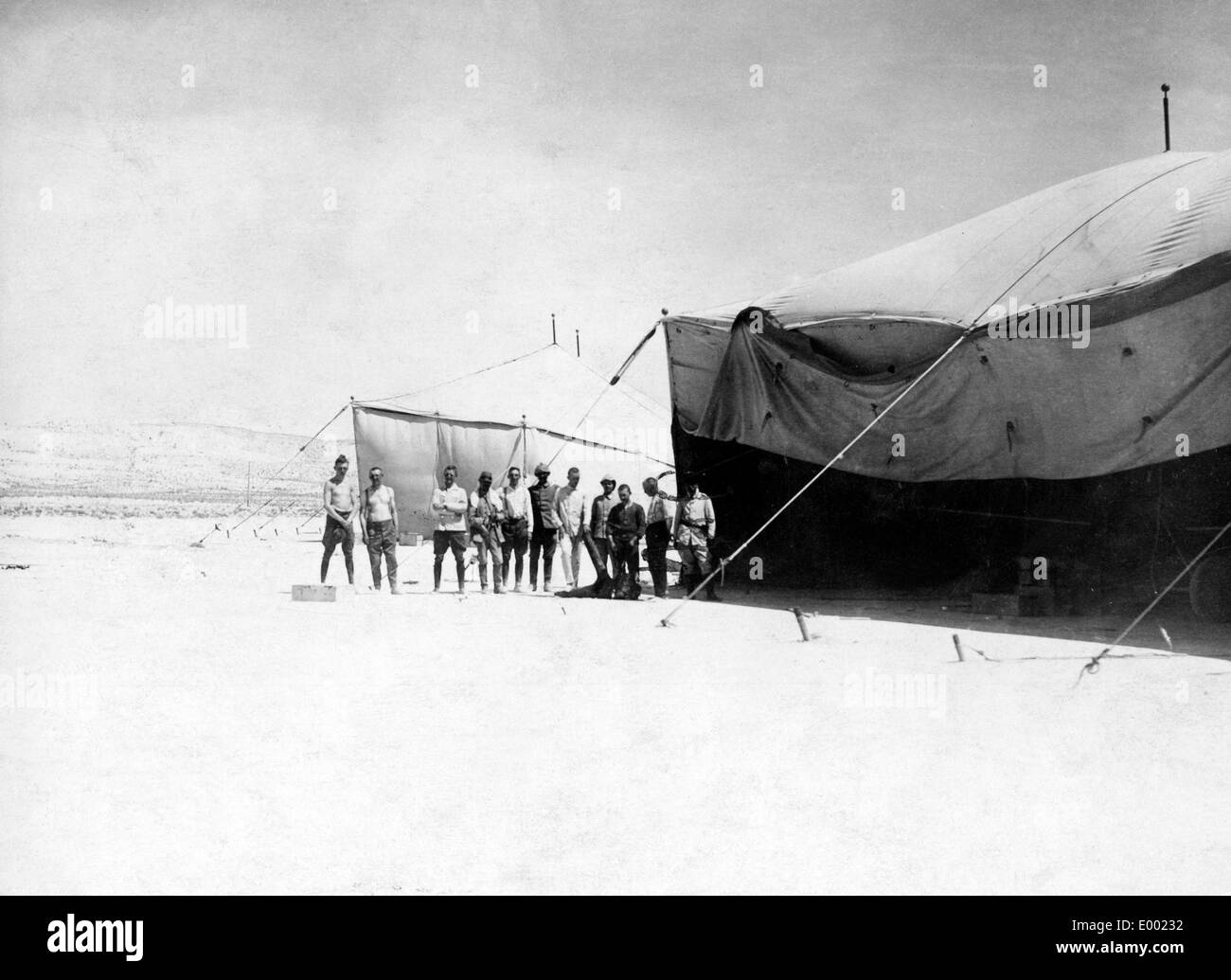 Deutsche Jagdflieger mit Zelten wohnen ihre Flugzeuge, 1916 Stockfoto
