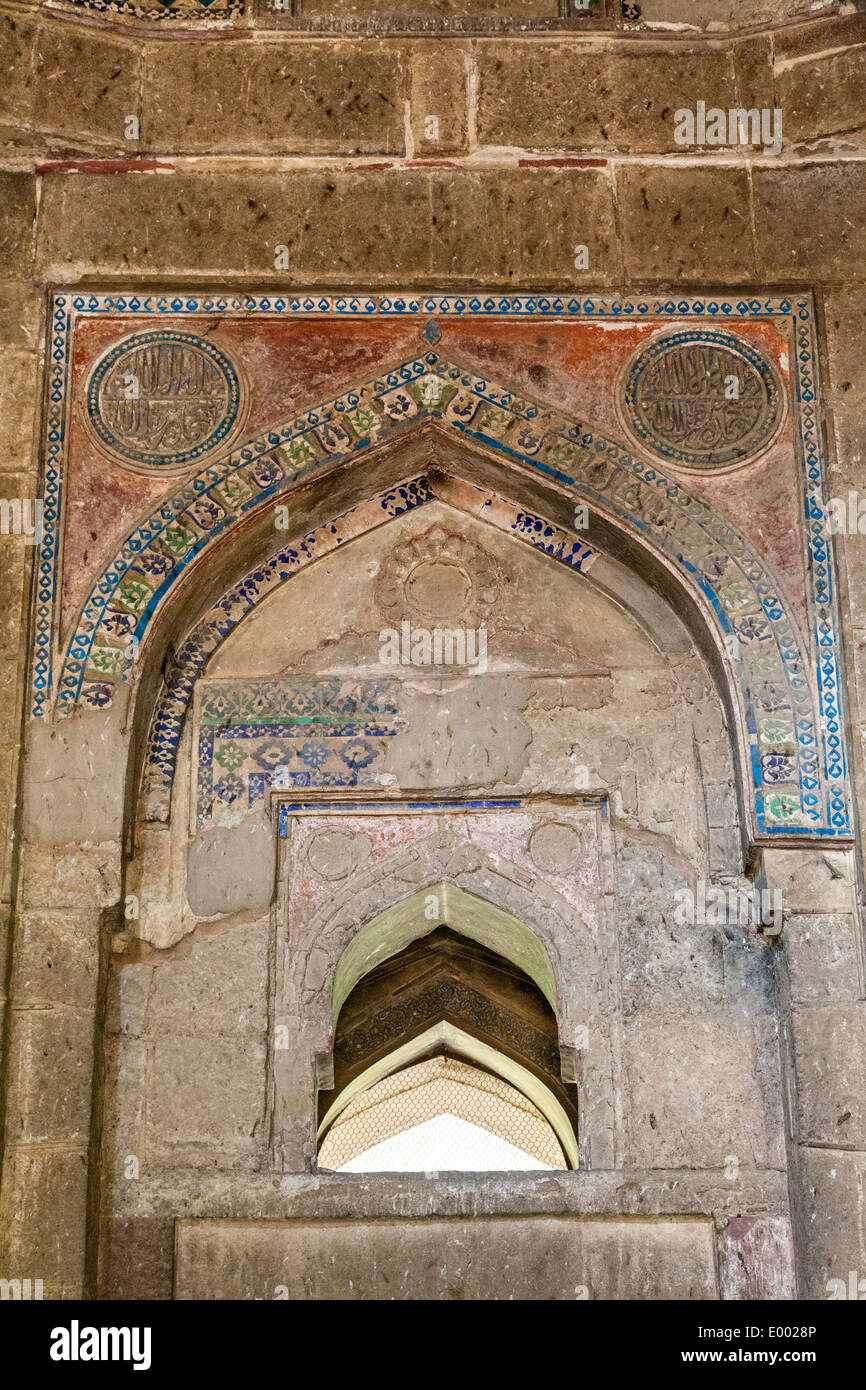 Neu-Delhi, Indien. Lodi Gardens. Innendekoration, Grab von Sikandar Lodi, zeigen die Notwendigkeit für Denkmalpflege. Stockfoto