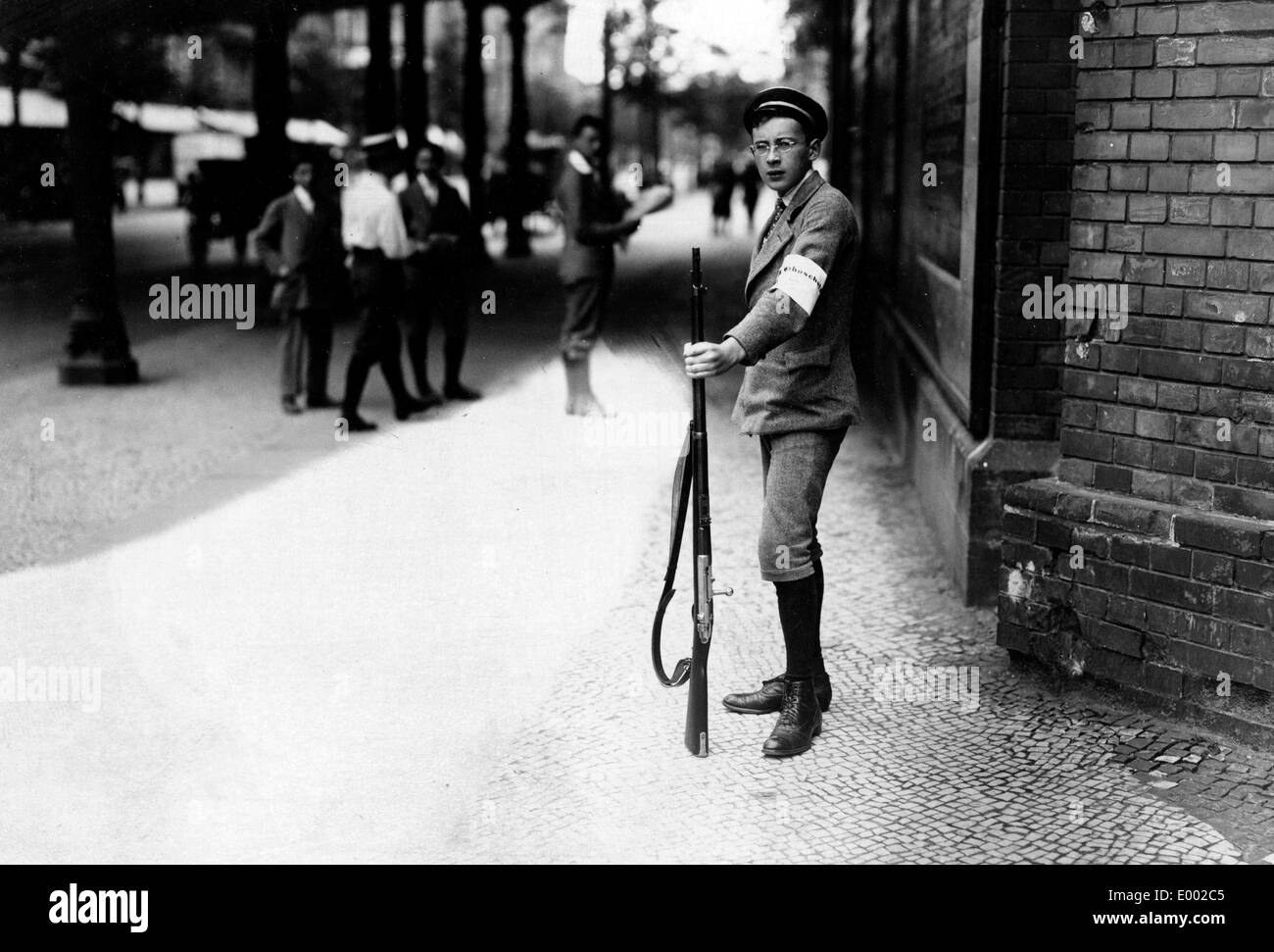 Junge Garde an einem Bahnübergang, 1914 Stockfoto