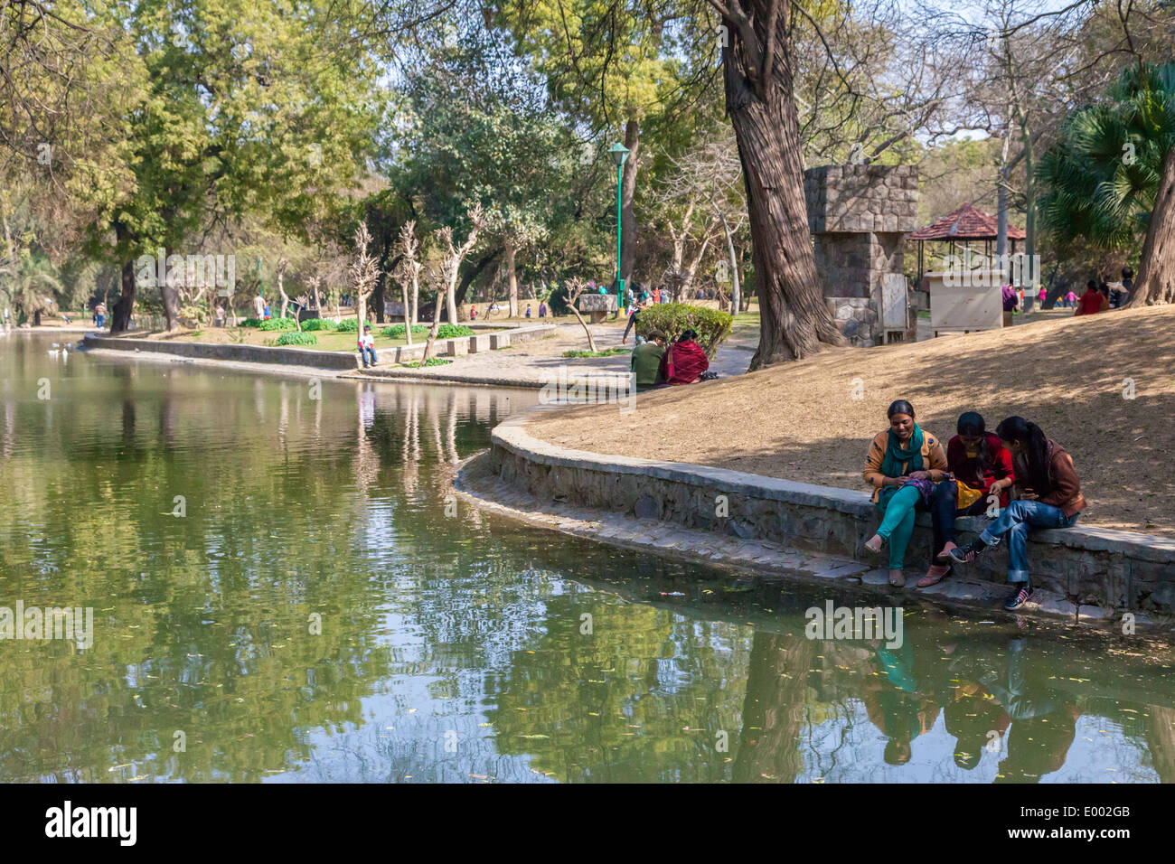Neu-Delhi, Indien. Lodi Gardens. Drei junge Inderinnen Entspannung an einem Samstag Nachmittag. Stockfoto