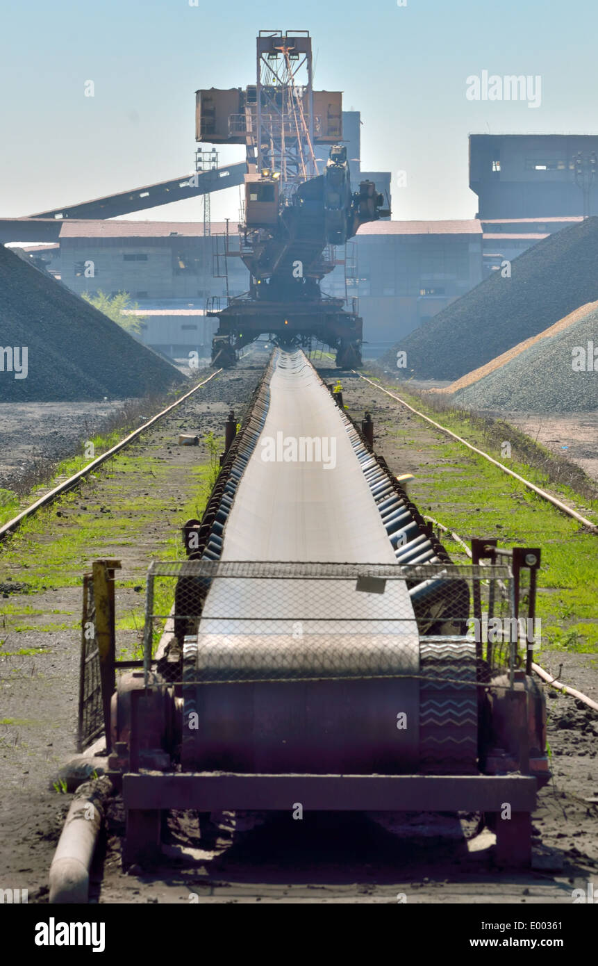 Erz Cargo Liner für das Stahlwerk in der Nähe von Pflanze Stockfoto