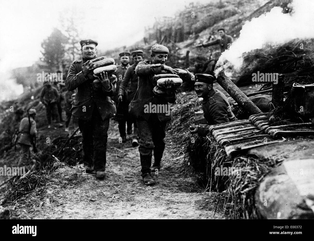 Frühstück in einem deutschen Graben, 1915 Stockfoto