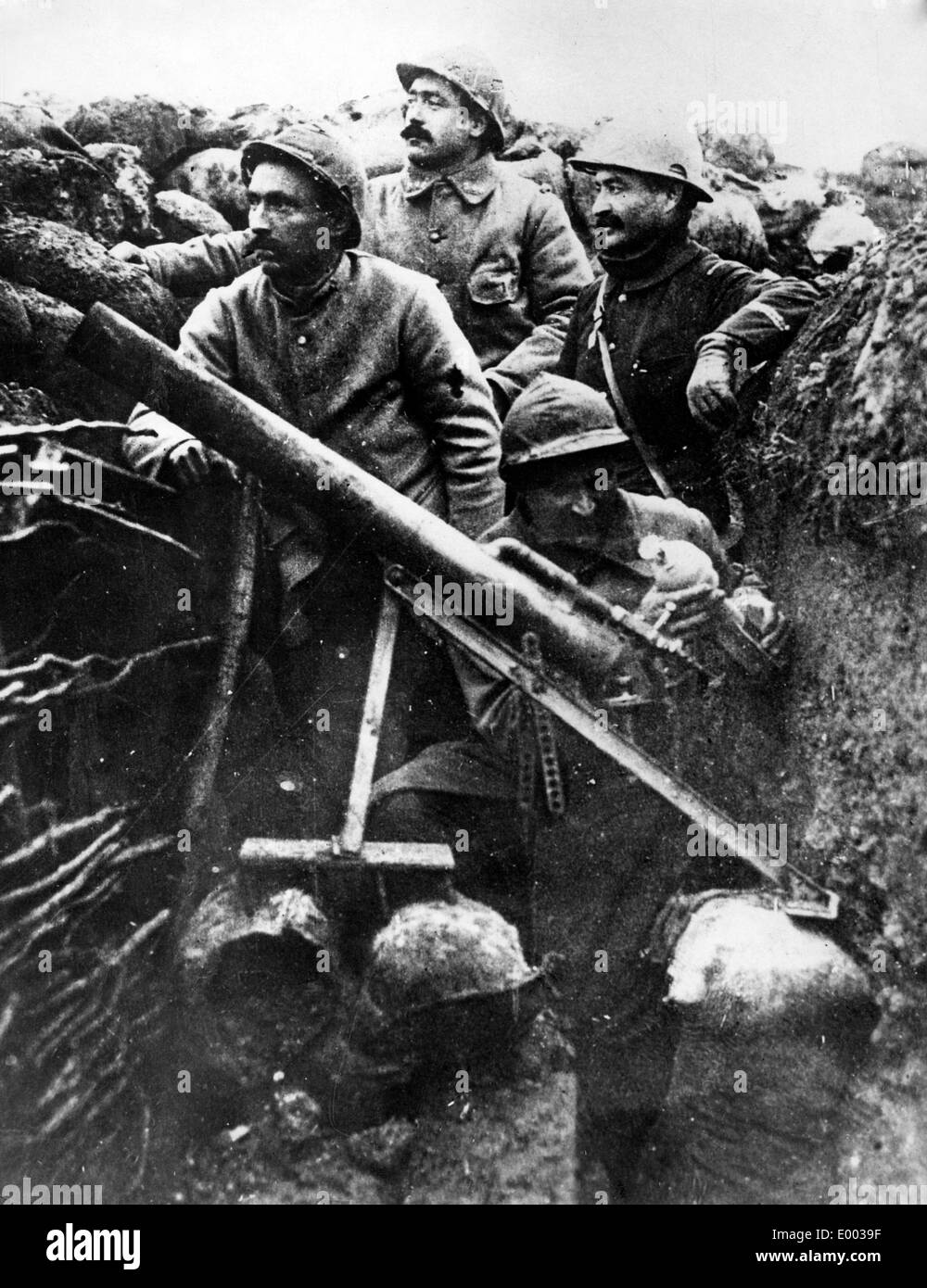Französische Soldaten mit einem Mörtel bei Verdun, 1916 Stockfoto