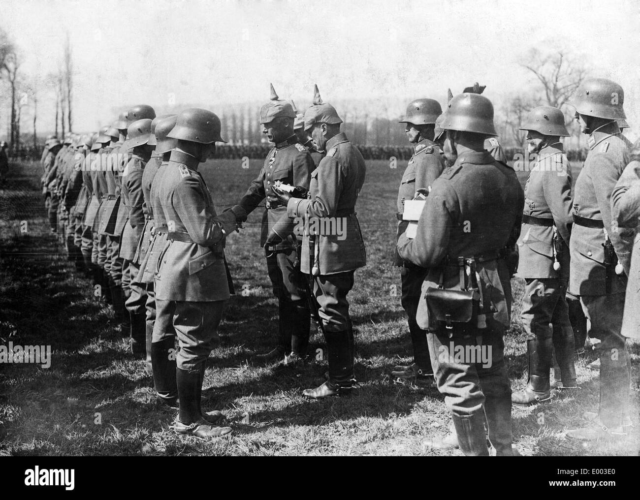 Kronprinz Rupprecht von Bayern besucht die deutschen Truppen an der Westfront 1917 Stockfoto