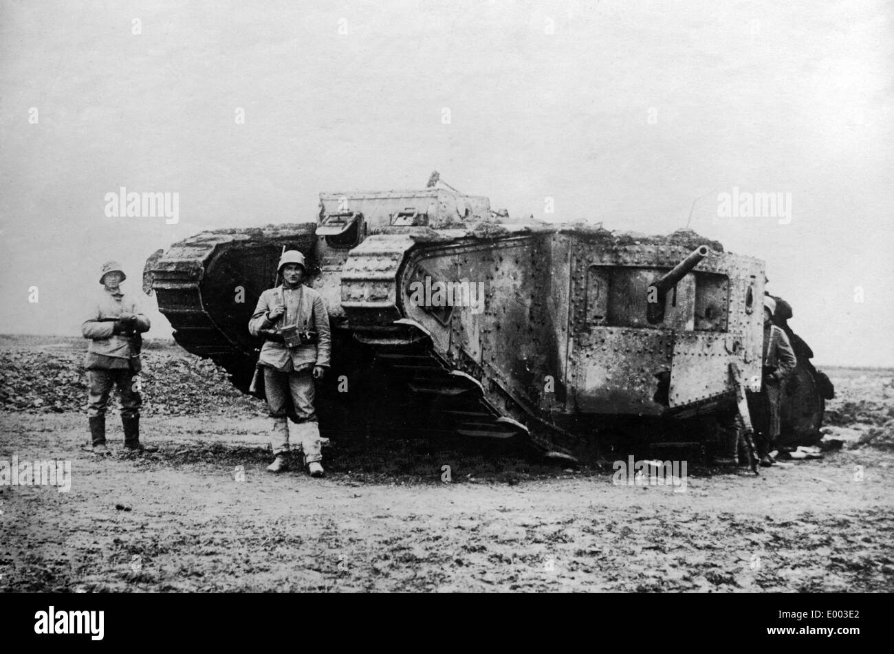 Deutsche Soldaten vor einem britischen Panzer, 1917 Stockfoto