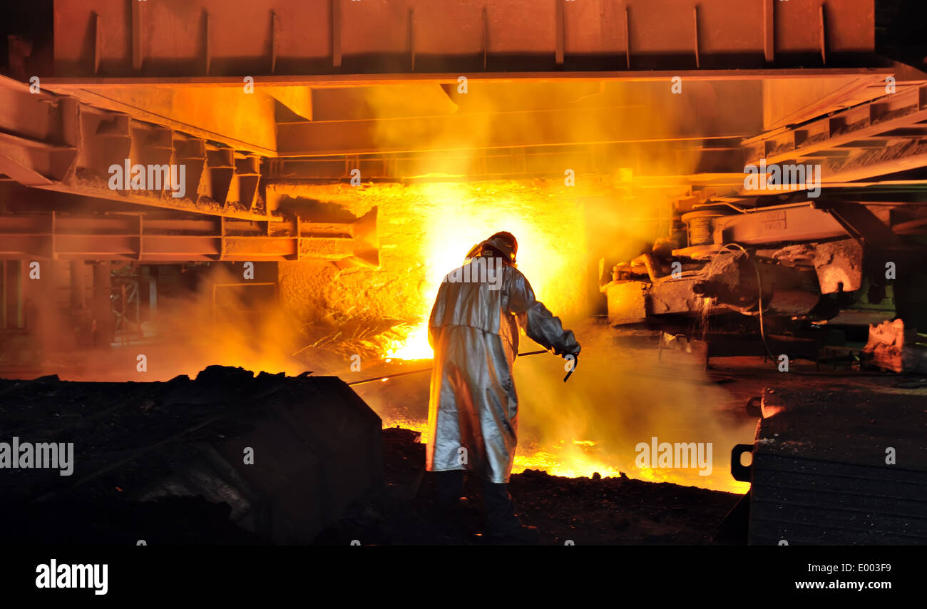 Arbeiter mit heißer Stahl im Werk Stockfoto
