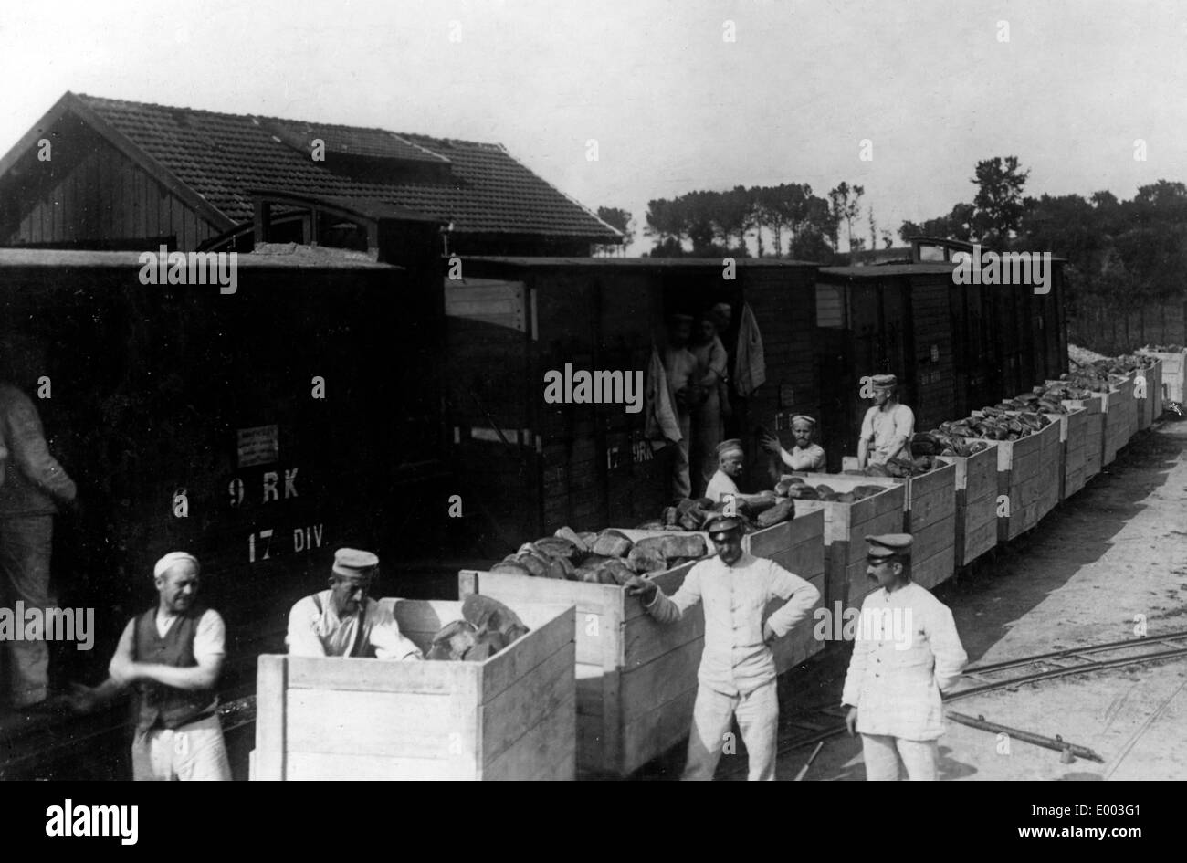 Brot-Bestimmung während Grabenkriegsführung, 1915 Stockfoto