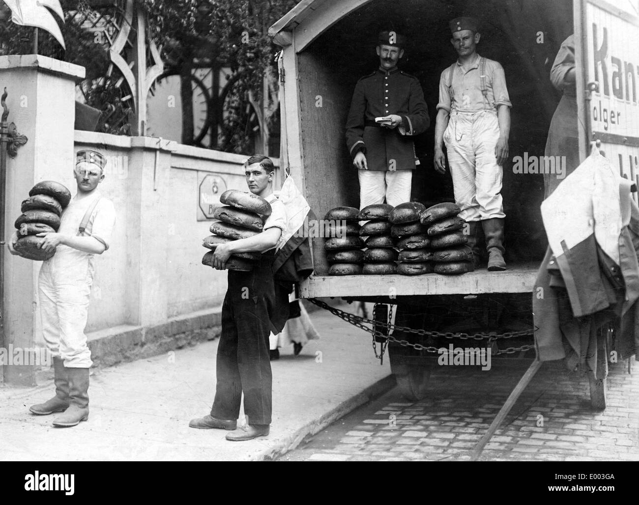 Brot für die kämpfenden deutschen Truppen 1914 Stockfoto