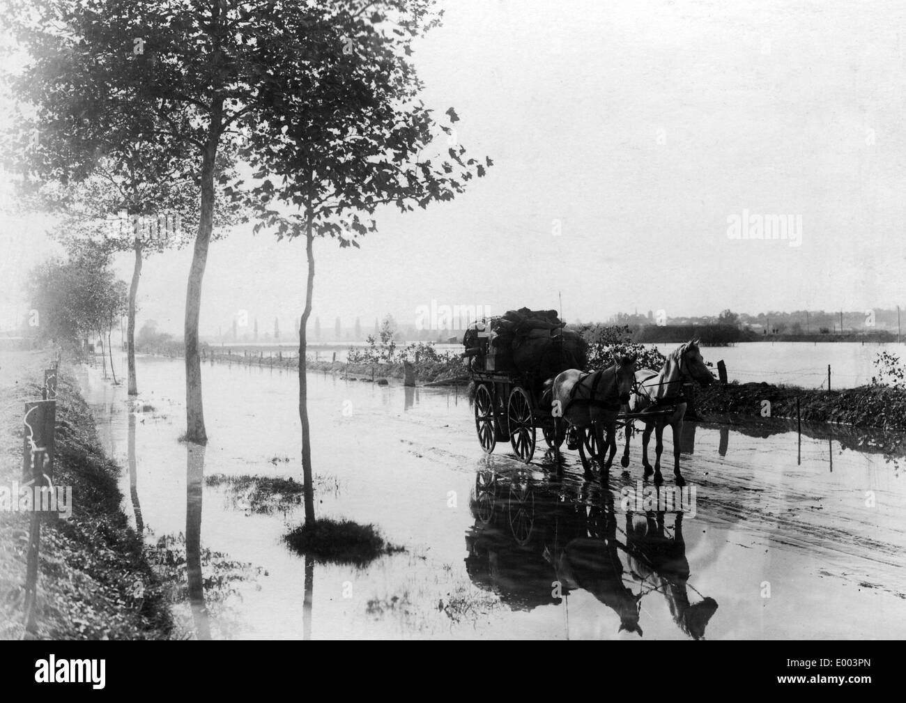 Überflutete Straße in der Champagne, 1918 Stockfoto