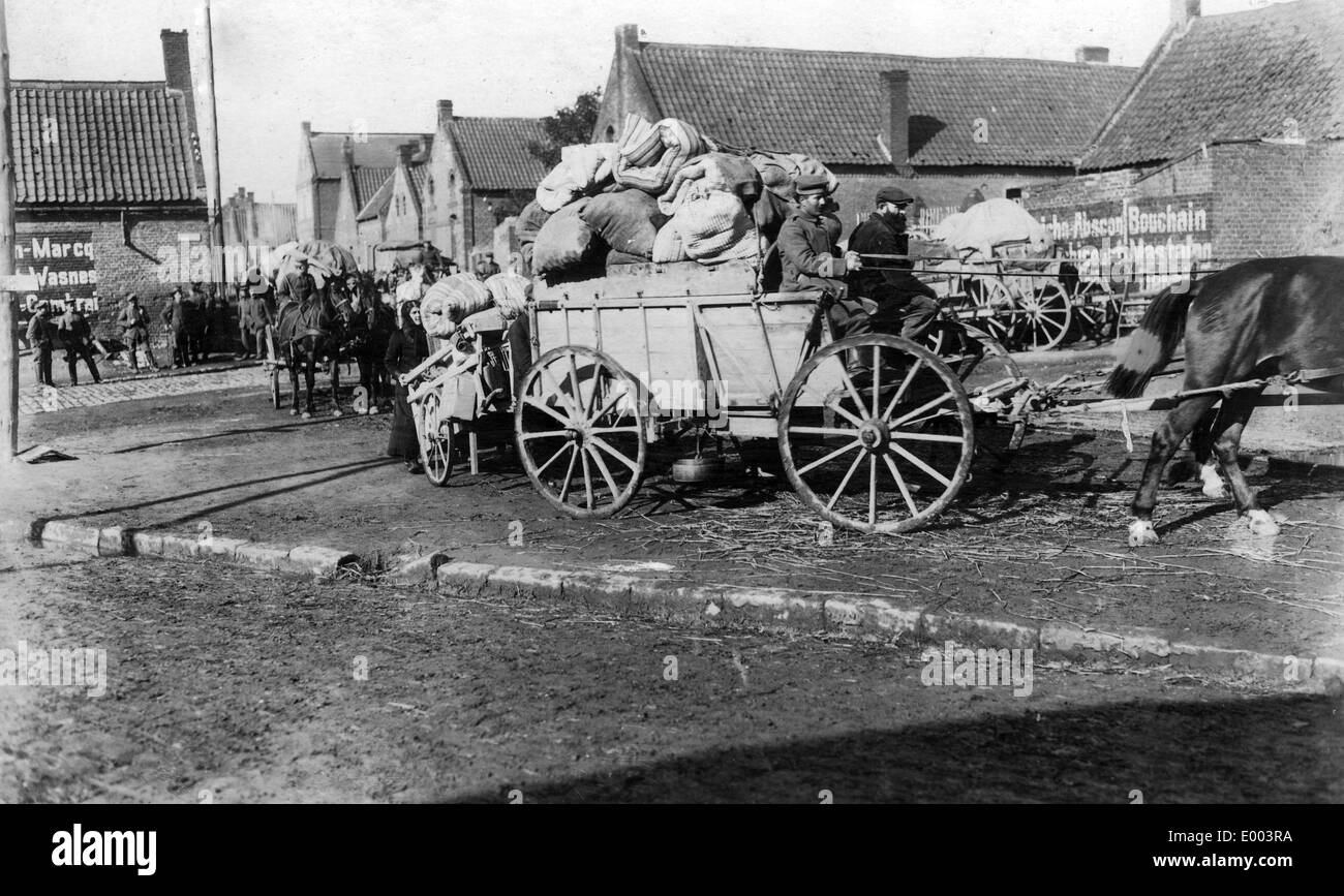 Französische Flüchtlinge verlassen ihres Dorfes, 1918 Stockfoto