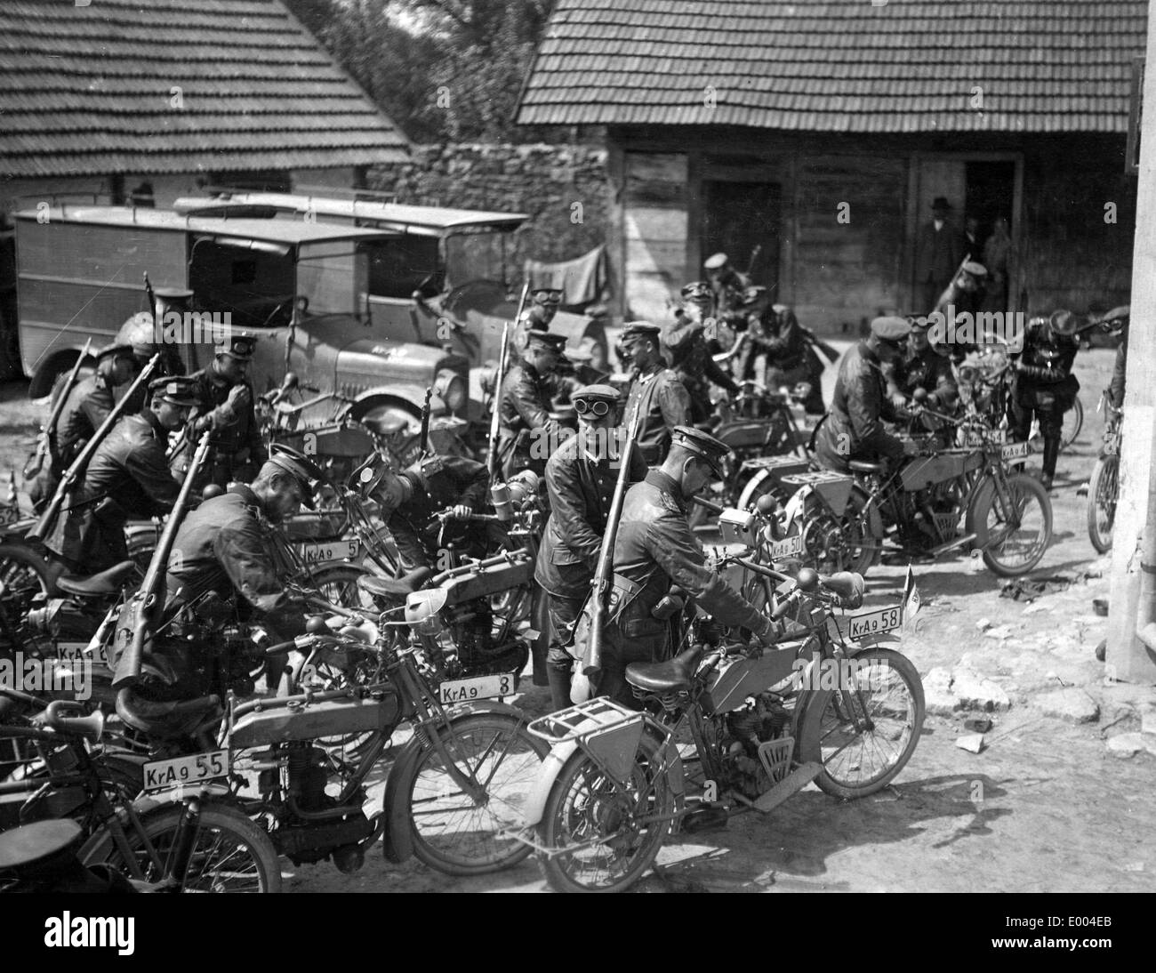 Deutsche Motorrad-Abteilung in Russisch-Polen, 1915 Stockfoto