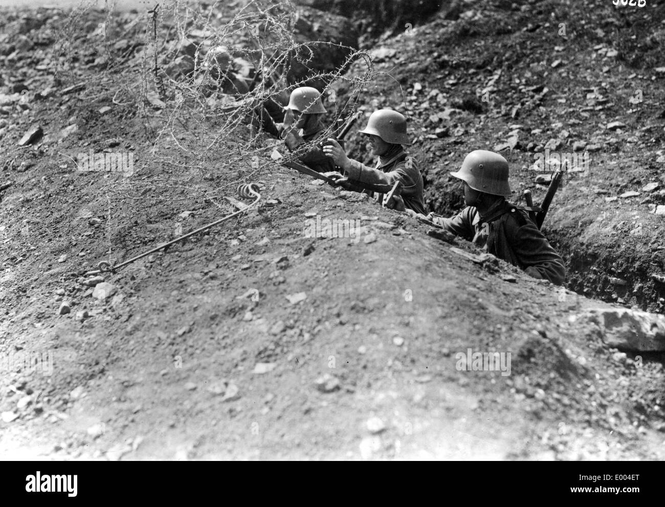 Deutsche Soldaten sichern ihre Graben während des ersten Weltkrieges Stockfoto