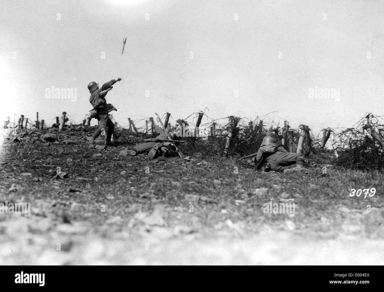 Deutsche Soldaten vor einem Stacheldraht Hindernis während des ersten Weltkrieges Stockfoto