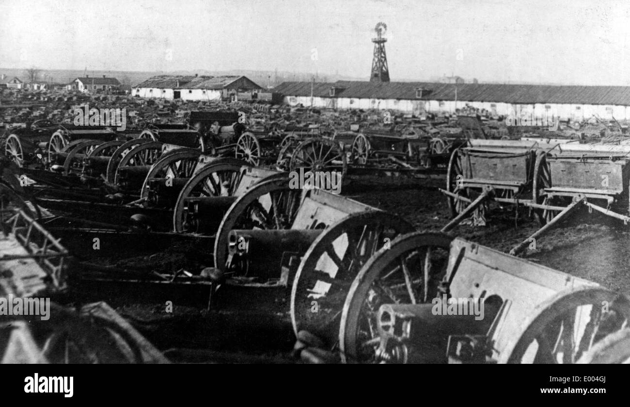 Russische Artilleriestücke am Bahnhof in Chmelnyzkyj, erfasst 1918 Stockfoto