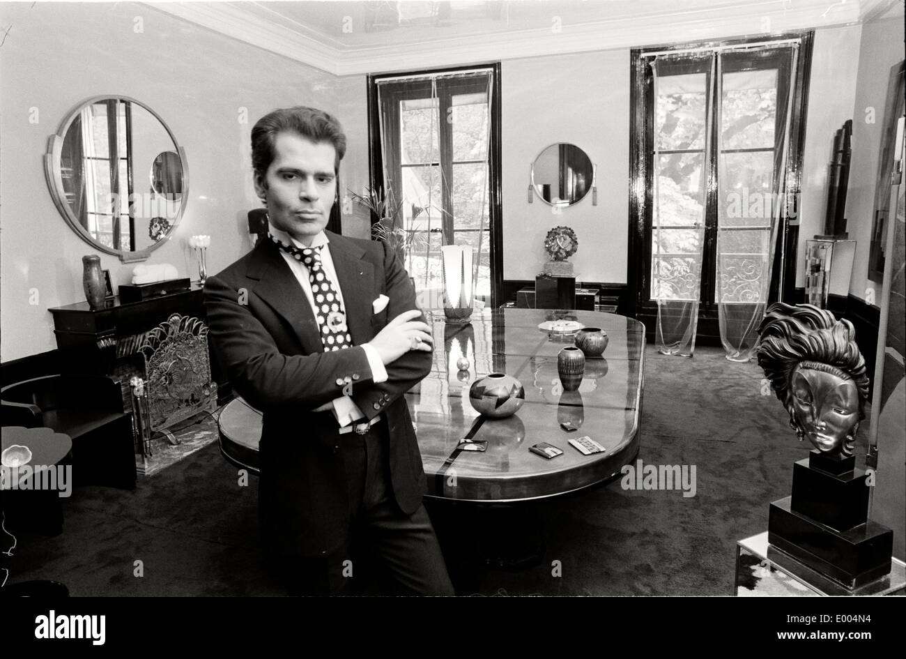 Karl Lagerfeld in seiner Wohnung in Paris, 1972 Stockfoto