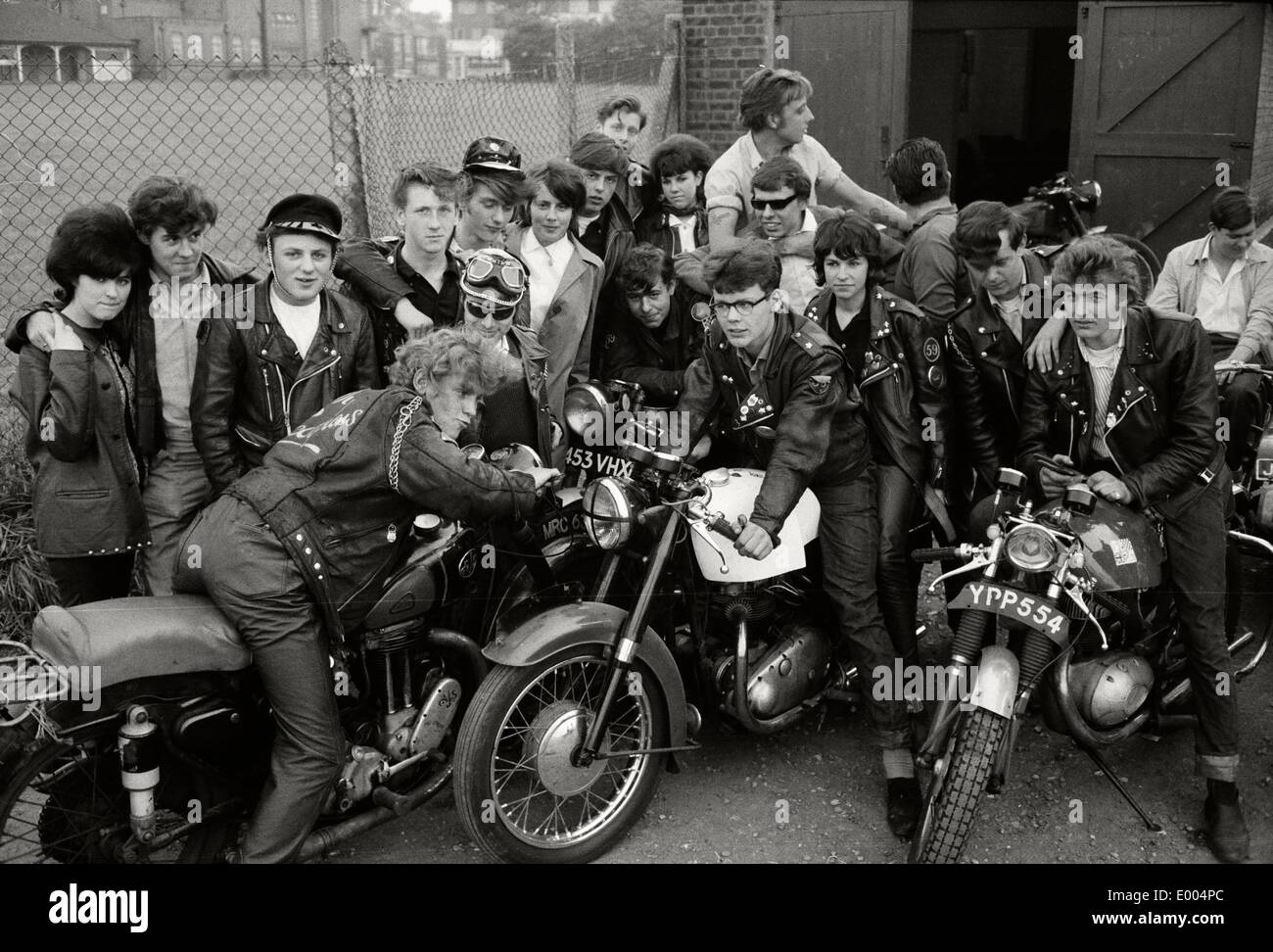 Motorradclub in den Vorstädten von London, 1964 Stockfoto