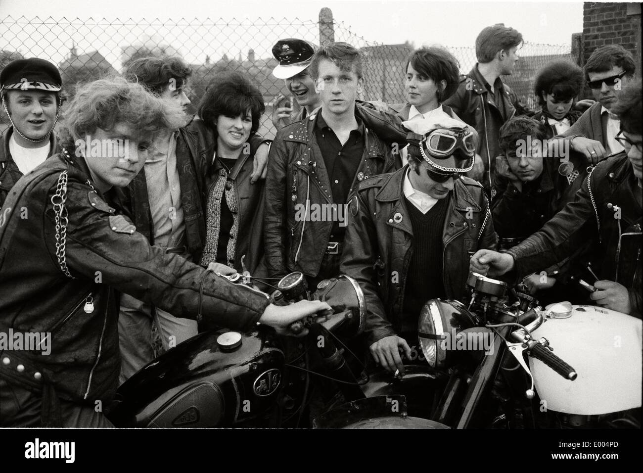 Motorradclub in den Vorstädten von London, 1964 Stockfoto