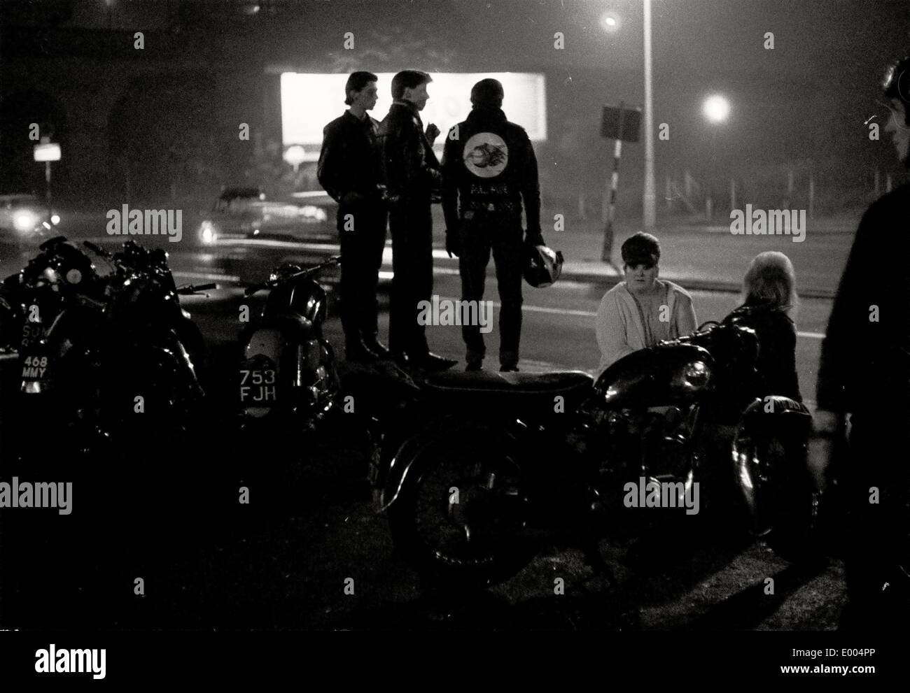Motorrad-Club-Mitglied auf Nightime in den Vorstädten von London, 1964 Stockfoto