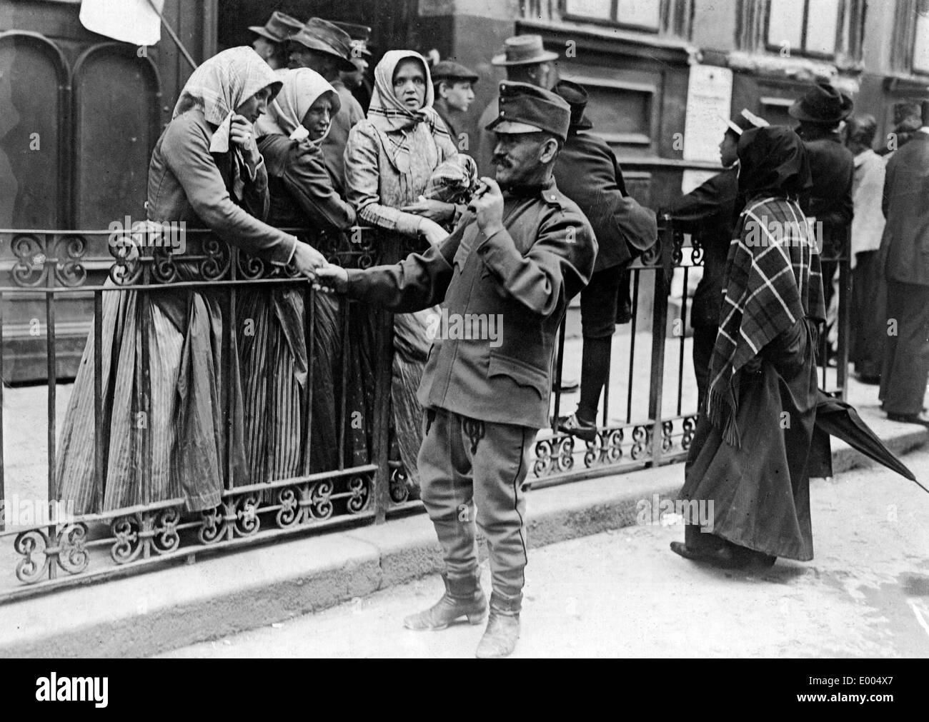 Abfahrt von einem ungarischen Soldaten in Budapest, 1914 Stockfoto